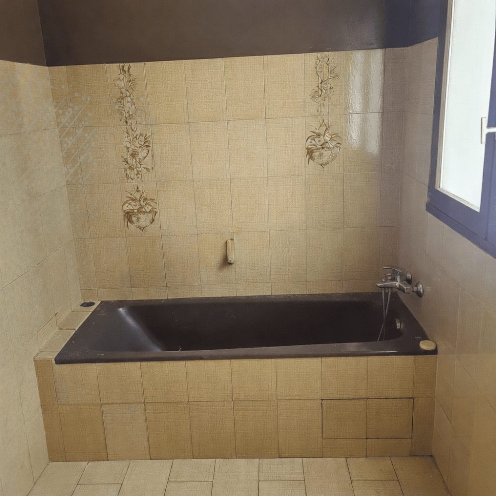 Salle de bain ancienne et usée